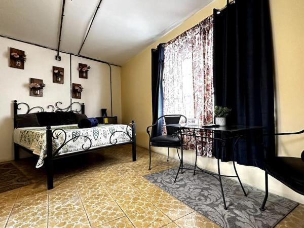 #1-Rooftop Garden-7 Bedrooms-9 Beds-3 Kitchens : photo 9 de la chambre chambre double - vue sur parc