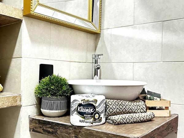 #1-Rooftop Garden-7 Bedrooms-9 Beds-3 Kitchens : photo 8 de la chambre chambre double - vue sur parc