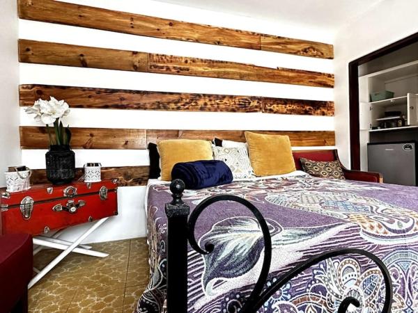 #1-Rooftop Garden-7 Bedrooms-9 Beds-3 Kitchens : photo 1 de la chambre chambre double - vue sur parc