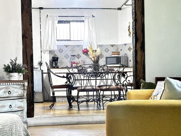 #1-Rooftop Garden-7 Bedrooms-9 Beds-3 Kitchens : photo 1 de la chambre chambre double - vue sur parc