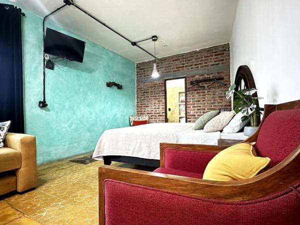 #1-Rooftop Garden-7 Bedrooms-9 Beds-3 Kitchens : photo 3 de la chambre chambre double - vue sur parc