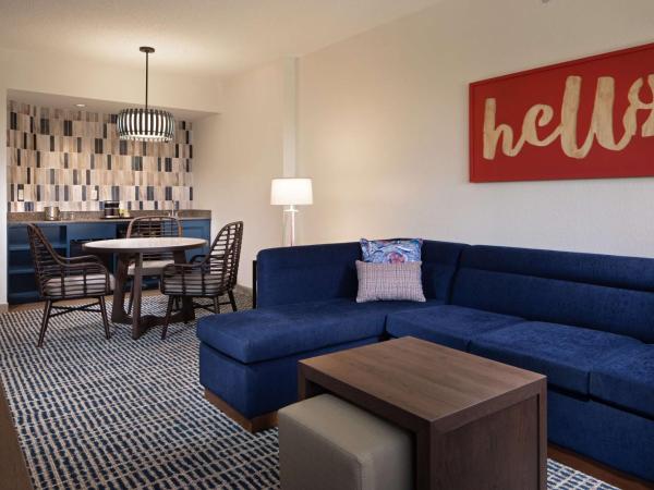 DoubleTree Suites by Hilton Orlando at Disney Springs : photo 3 de la chambre suite 1 chambre lit king-size avec canapé-lit