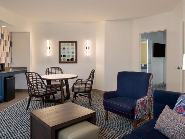 DoubleTree Suites by Hilton Orlando at Disney Springs : photo 1 de la chambre suite 1 chambre lit king-size - adaptée aux personnes malentendantes