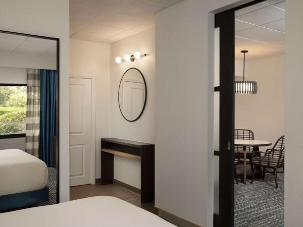 DoubleTree Suites by Hilton Orlando at Disney Springs : photo 4 de la chambre suite 1 chambre lit king-size avec canapé-lit
