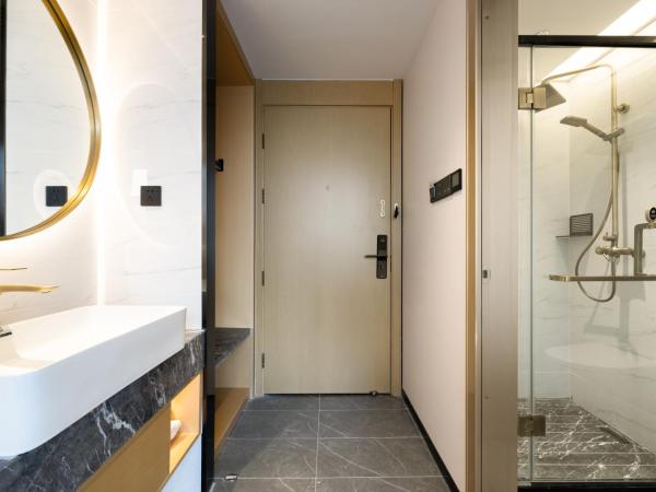 East Sacred Hotel - very close to the Drum tower And Nanluoguxiang Houhai Bar Very close to the bird's nest water cube : photo 5 de la chambre chambre lits jumeaux deluxe