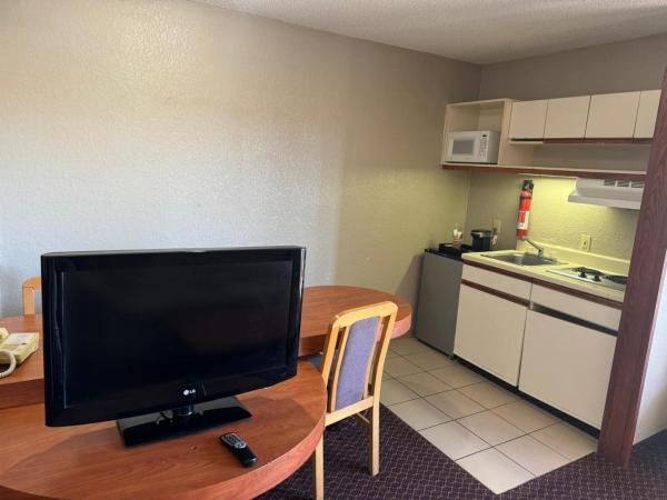 Rodeway Inn & Suites South of Fiesta Park : photo 2 de la chambre suite lit king-size - fumeurs