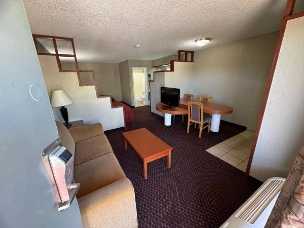 Rodeway Inn & Suites South of Fiesta Park : photo 3 de la chambre suite lit king-size - fumeurs
