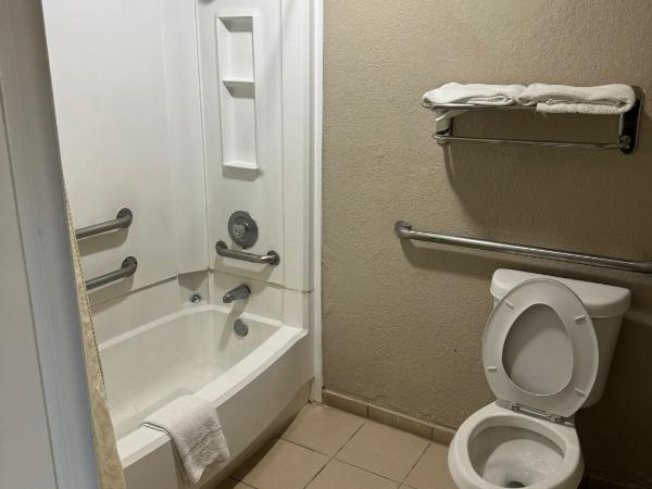 Rodeway Inn & Suites South of Fiesta Park : photo 2 de la chambre efficiency double suite with two double beds - accessible/non-smoking