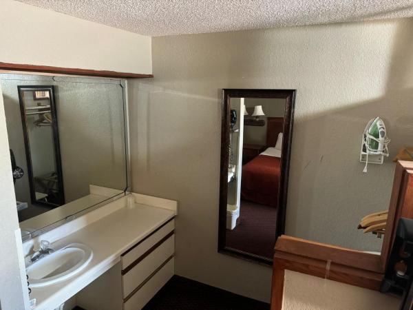 Rodeway Inn & Suites South of Fiesta Park : photo 3 de la chambre efficiency double suite with two double beds - accessible/non-smoking