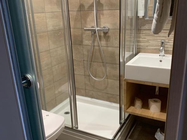 Hotel Restaurant Kyriad Brive Centre : photo 4 de la chambre chambre double avec 2 lits simples