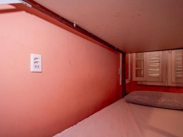 Books Hostel : photo 4 de la chambre lit dans dortoir féminin avec climatisation (6 adultes) 