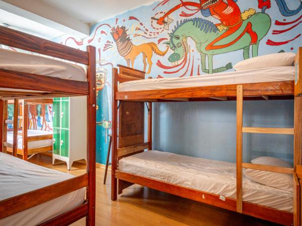 Books Hostel : photo 3 de la chambre lit simple en dortoir mixte avec climatisation (6 adultes)