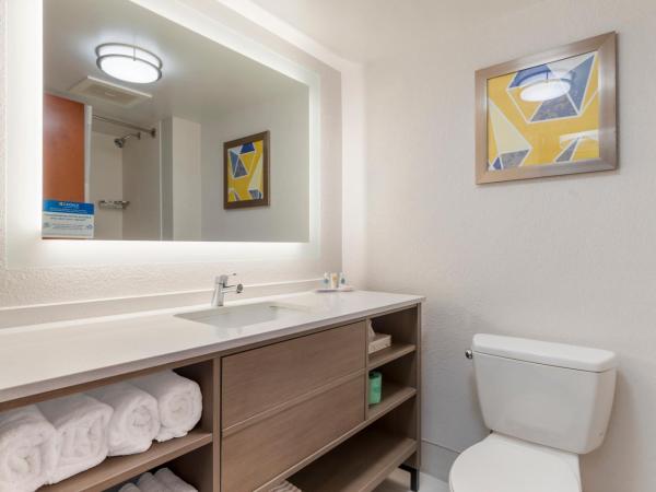 Comfort Suites Columbia Northeast - Fort Jackson : photo 4 de la chambre suite 2 lits queen-size - accessible aux personnes à mobilité réduite - non-fumeurs