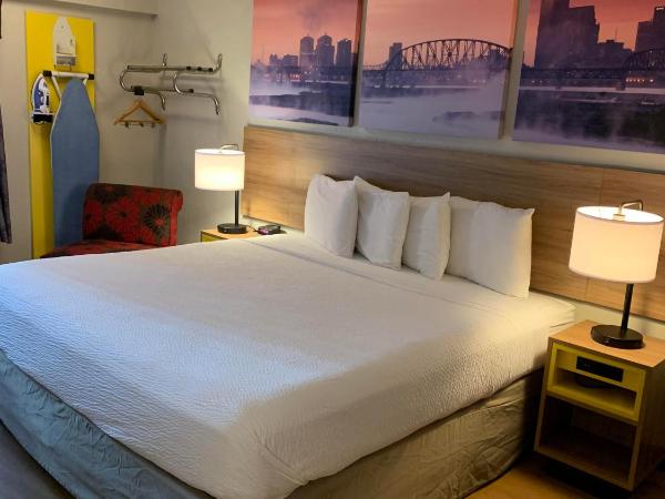 Days Inn by Wyndham Louisville Airport Fair and Expo Center : photo 5 de la chambre chambre lit king-size - non-fumeurs