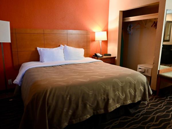 Quality Inn & Suites I-35 near Frost Bank Center : photo 3 de la chambre suite 2 chambres avec 2 lits king-size