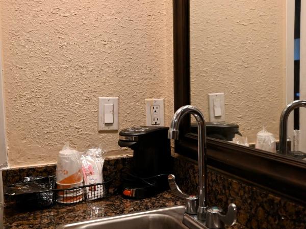 Quality Inn & Suites I-35 near Frost Bank Center : photo 6 de la chambre suite 2 chambres avec 2 lits king-size