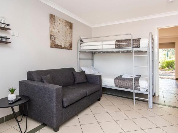 Banksia Tourist Park : photo 2 de la chambre chalet (sleeps 4) - non pet friendly