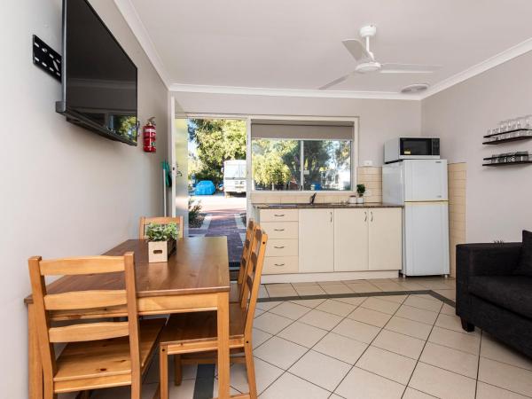 Banksia Tourist Park : photo 3 de la chambre chalet (sleeps 4) - non pet friendly