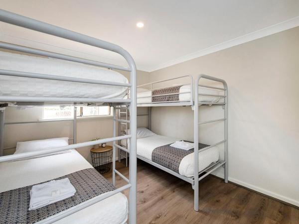 Banksia Tourist Park : photo 6 de la chambre deluxe family chalet (sleeps 8) - non pet friendly