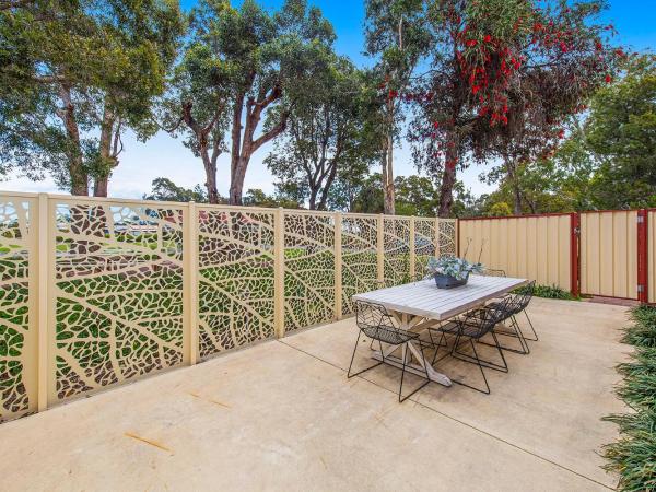 Banksia Tourist Park : photo 10 de la chambre deluxe family chalet (sleeps 8) - non pet friendly