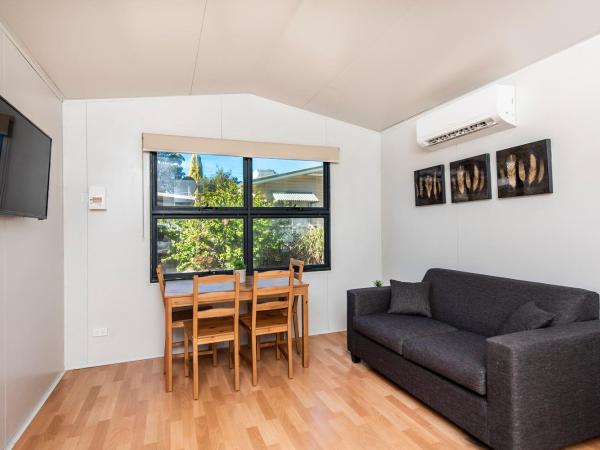 Banksia Tourist Park : photo 2 de la chambre superior cabin - non pet friendly