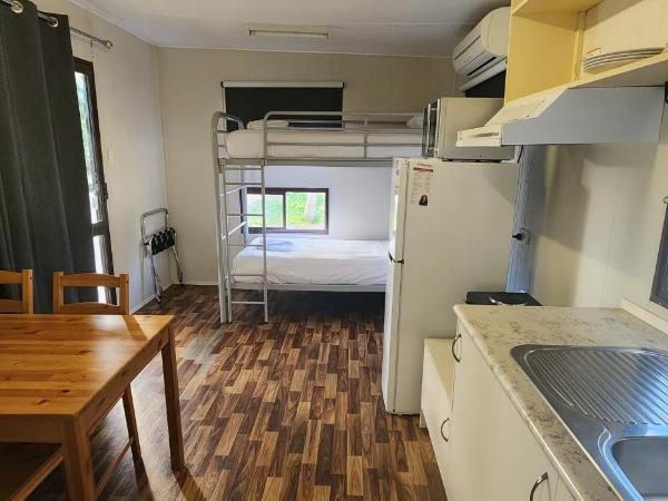 Banksia Tourist Park : photo 1 de la chambre budget cabin - pet friendly (sleeps 4)