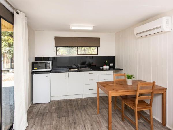 Banksia Tourist Park : photo 6 de la chambre lux cabin - pet friendly (sleeps 2)