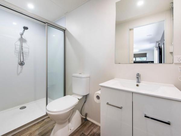 Banksia Tourist Park : photo 4 de la chambre lux cabin - pet friendly (sleeps 2)