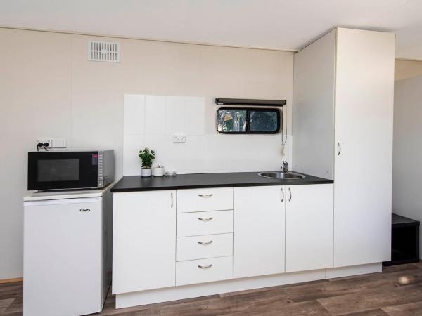 Banksia Tourist Park : photo 6 de la chambre budget cabin - pet friendly with external shared bathroom