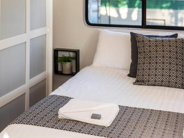 Banksia Tourist Park : photo 5 de la chambre budget cabin - pet friendly with external shared bathroom