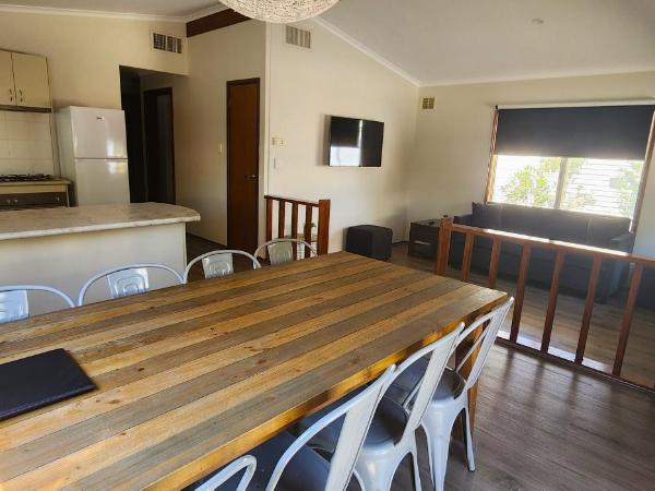 Banksia Tourist Park : photo 6 de la chambre two-bedroom chalet - non pet friendly
