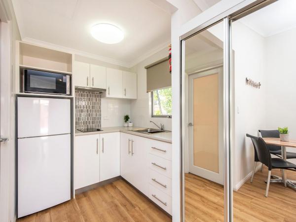 Banksia Tourist Park : photo 4 de la chambre deluxe double room - non pet friendly