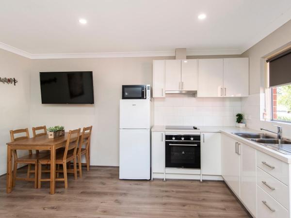 Banksia Tourist Park : photo 5 de la chambre one-bedroom family chalet - non pet friendly