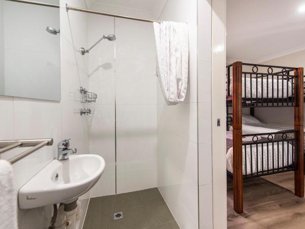 Banksia Tourist Park : photo 7 de la chambre one-bedroom family chalet - non pet friendly