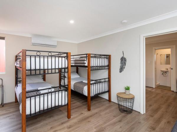Banksia Tourist Park : photo 10 de la chambre one-bedroom family chalet - non pet friendly