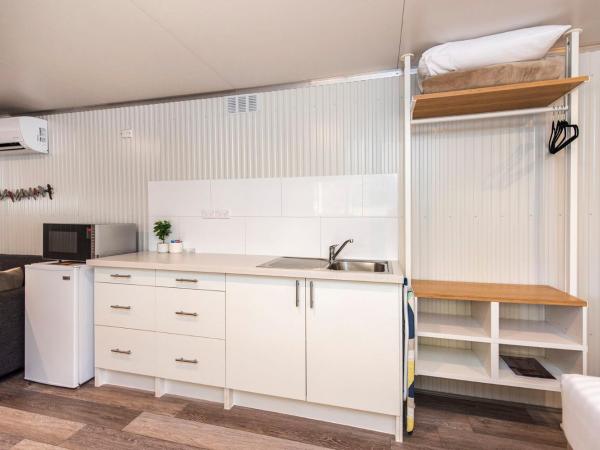 Banksia Tourist Park : photo 3 de la chambre superior double room - pet friendly