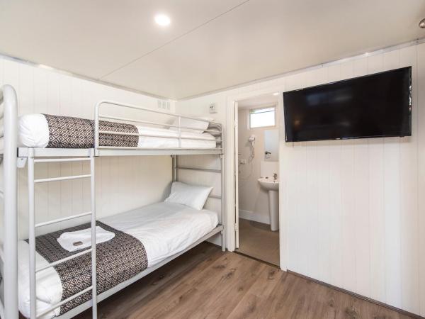 Banksia Tourist Park : photo 5 de la chambre lux cabin - pet friendly (sleeps 4)