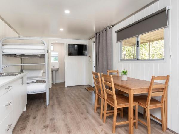 Banksia Tourist Park : photo 7 de la chambre lux cabin - pet friendly (sleeps 4)