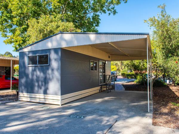 Banksia Tourist Park : photo 8 de la chambre lux cabin - pet friendly (sleeps 4)