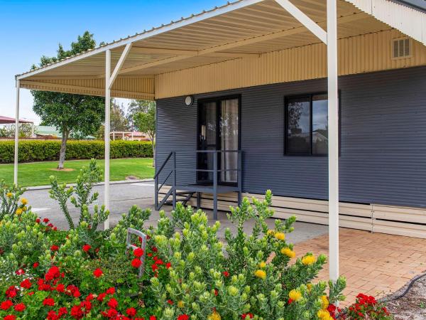 Banksia Tourist Park : photo 7 de la chambre lux cabin - pet friendly (sleeps 2)