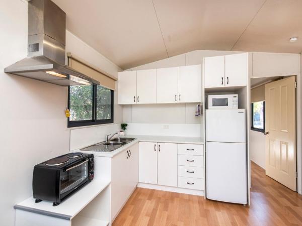 Banksia Tourist Park : photo 7 de la chambre superior cabin - non pet friendly