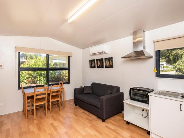 Banksia Tourist Park : photo 6 de la chambre superior cabin - non pet friendly