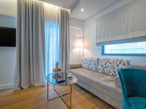 Glyfada Riviera Hotel : photo 4 de la chambre suite deluxe avec baignoire spa