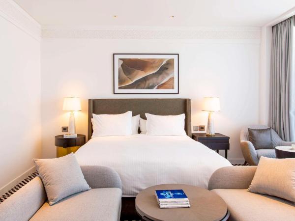 Fairmont La Marina Rabat Sale Hotel And Residences : photo 2 de la chambre suite junior avec lit king-size et balcon