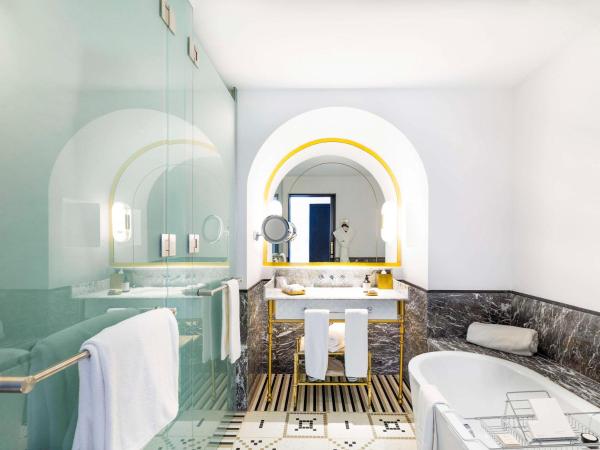 Fairmont La Marina Rabat Sale Hotel And Residences : photo 6 de la chambre suite junior avec lit king-size et balcon