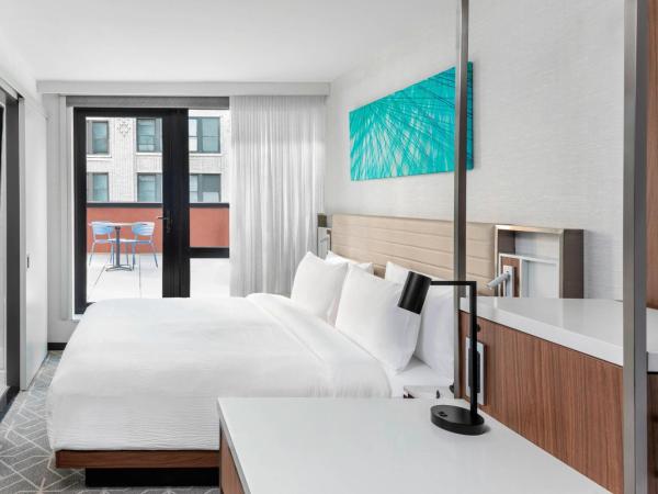 SpringHill Suites by Marriott New York Manhattan/Times Square South : photo 1 de la chambre chambres lit king-size avec terrasse