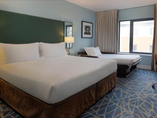 Hilton Dublin Kilmainham : photo 1 de la chambre chambre familiale lit king-size avec canapé-lit