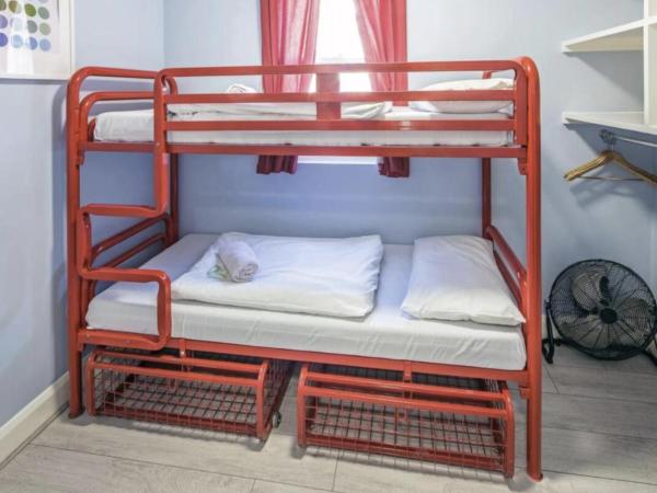 Astor Victoria Hostel : photo 1 de la chambre petite chambre lits jumeaux