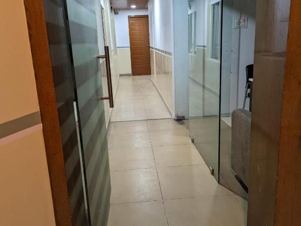 SK FIRST TRANSIT HOTEL Shamshabad : photo 8 de la chambre chambre double avec salle de bains privative