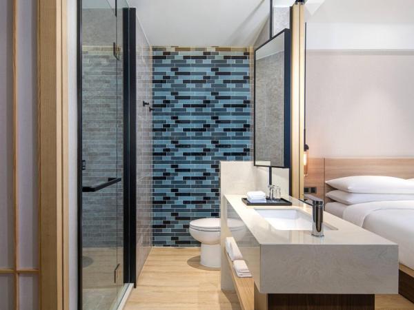 Fairfield by Marriott Shanghai Pudong Central : photo 2 de la chambre premier guest room with 1 king bed, city view